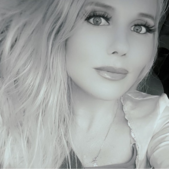 Meet your Posher, Marina🌸 - Picture 2 of 12